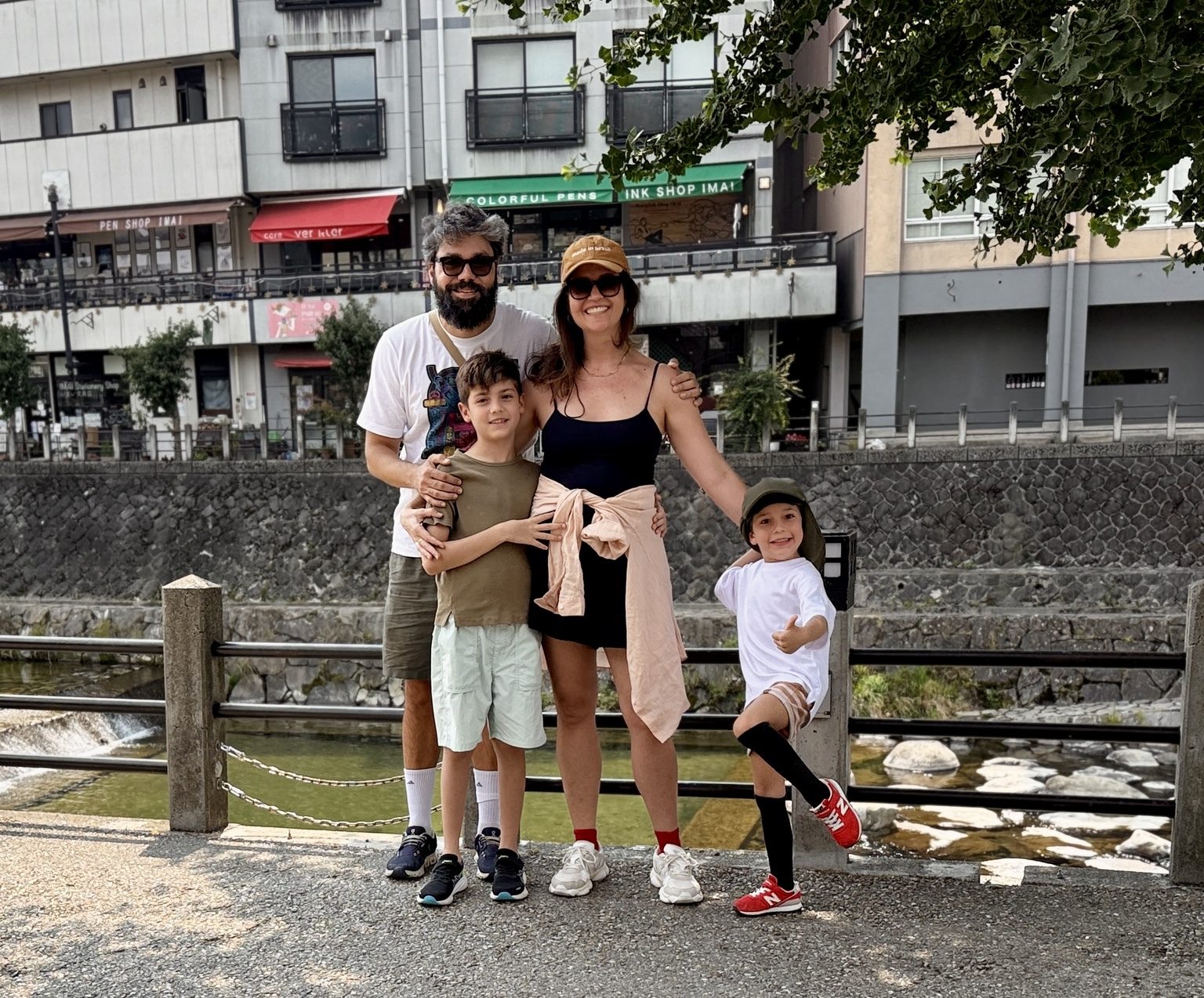 Família passeando junto ao rio em Takayama