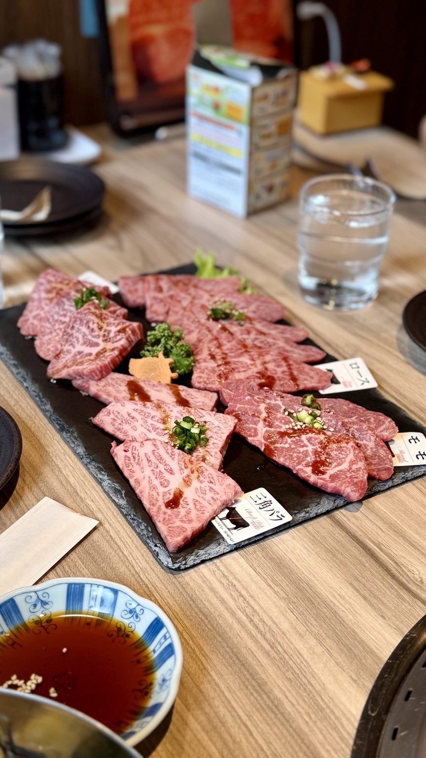 Cortes de carne Hida em um yakiniku em Takayama