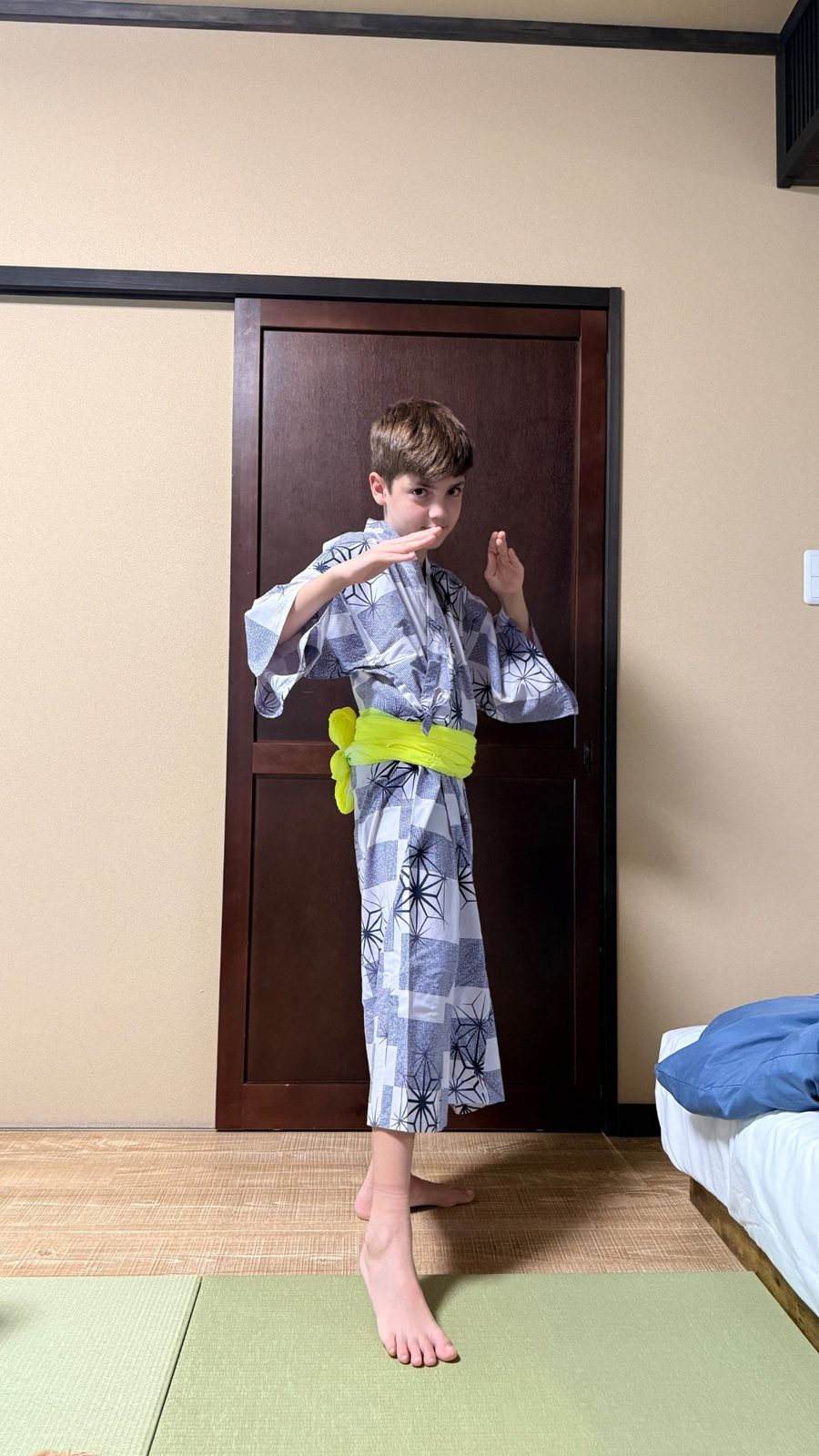 Criança usando yukata no ryokan em Takayama